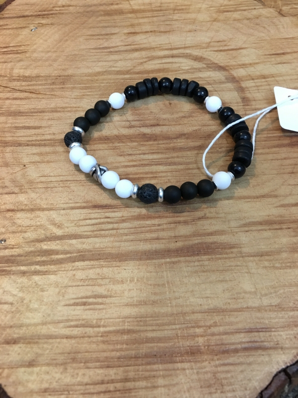 Bracelet artisanal, en perles, perles naturelles et perles précieuses pour certains, imaginé et créé en France, dans l'atelier de la société Deluxe Créations