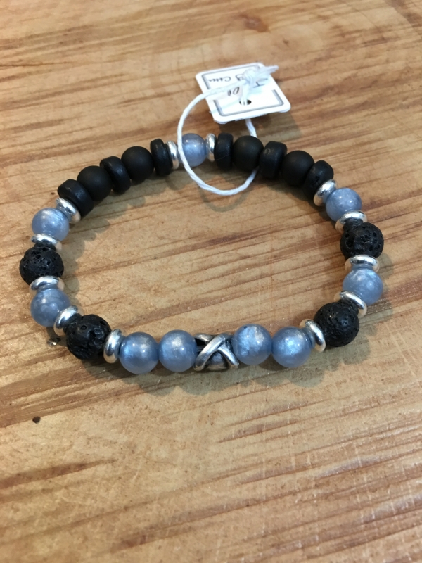 Bracelet artisanal, en perles, perles naturelles et perles précieuses pour certains, imaginé et créé en France, dans l'atelier de la société Deluxe Créations