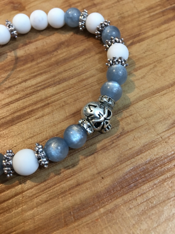 Bracelet artisanal, en perles et perles précieuses pour certains, imaginé et créé en France, dans l'atelier de la société Deluxe Créations