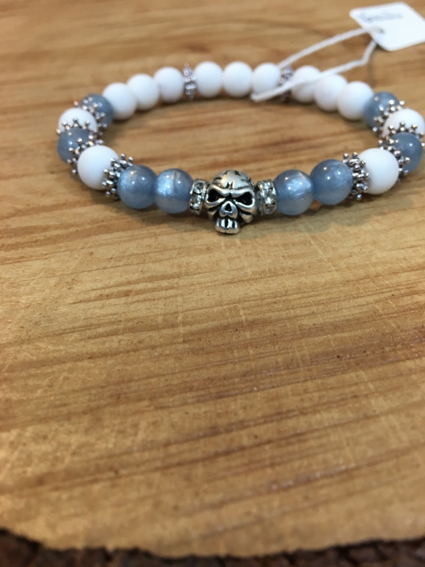 Bracelet artisanal, en perles et perles précieuses pour certains, imaginé et créé en France, dans l'atelier de la société Deluxe Créations